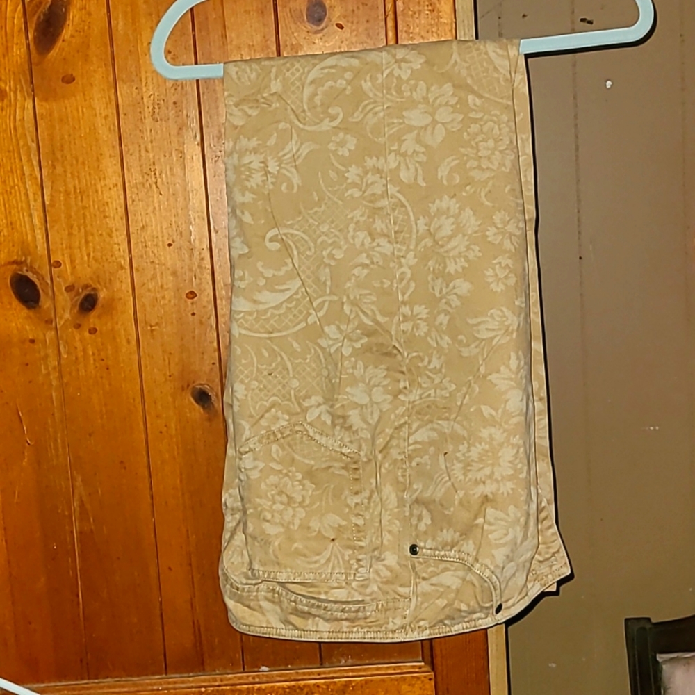 Liz Clairbourne] size 6 lightly printed camoflauge. beige and light brown.